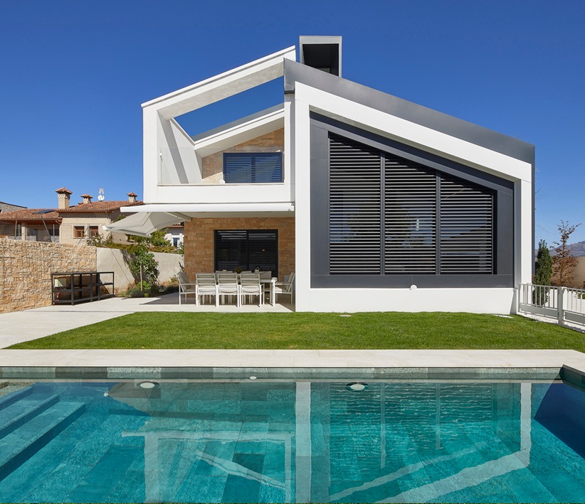 Piscinas Amaragua ha construido en Casa Sophia una piscina sostenible y climatizada.